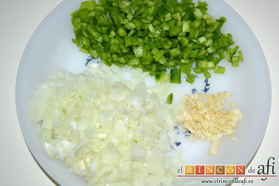 Merluza en salsa, picarlo todo pequeñito