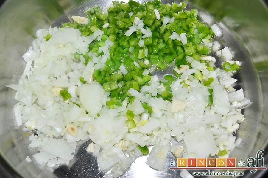 Merluza en salsa, echar las verduras en un caldero con un fondo de aceite de oliva