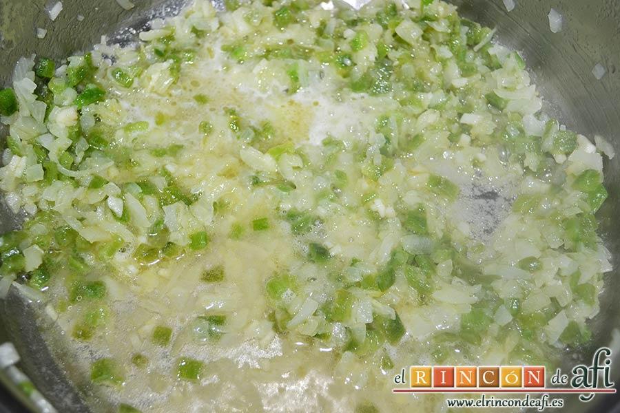 Merluza en salsa, rehogar y añadir el vino blanco