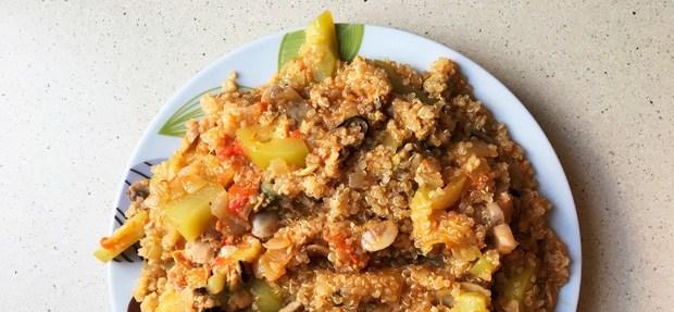ración completa del plato de quinoa con mejillones y verduras al escabeche