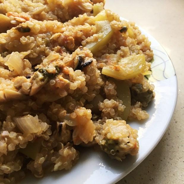 detalle del plato de quinoa con verduras y mejillones al escabeche