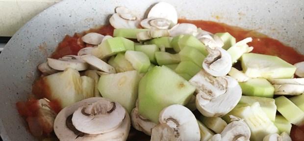 añadir el calabacín y los champiñones