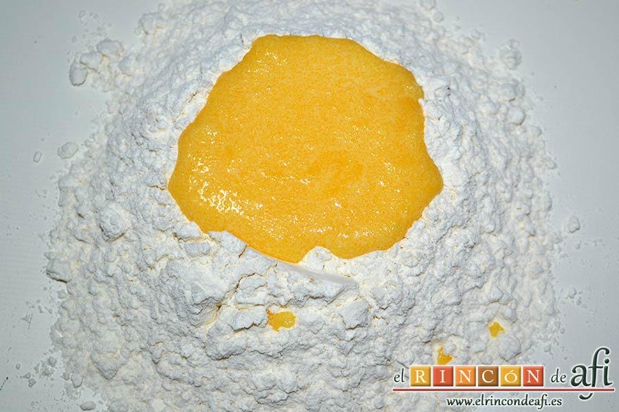 Galletas muselina, mezclar y verter en el cráter de harina