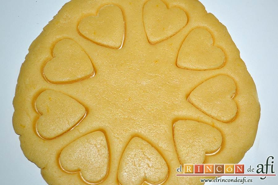 Galletas muselina, amasar porciones de masa e ir recortando las galletas