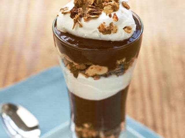Chocolate, crema y hojuelas de cereal