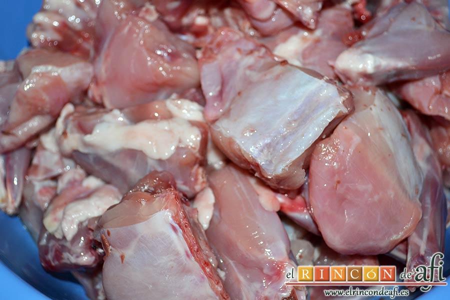 Conejo estilo Afi, poner los trozos de conejo limpios en un bol