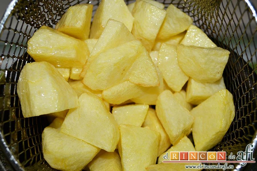 Conejo estilo Afi, pelar las papas, cortarlas en cuadraditos y freírlas