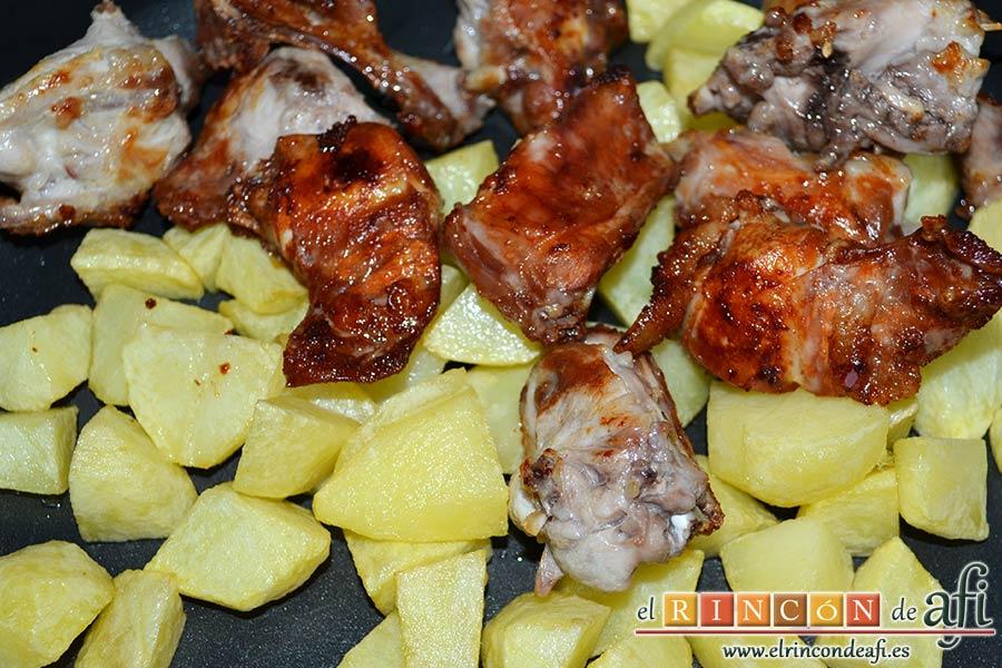 Conejo estilo Afi, ponerlas en un caldero con el conejo y salar ligeramente