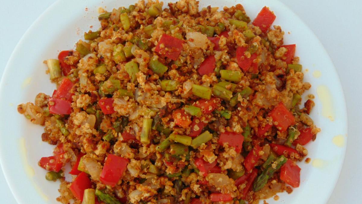 revuelto de tofu con verduras y quinoa al pimentón