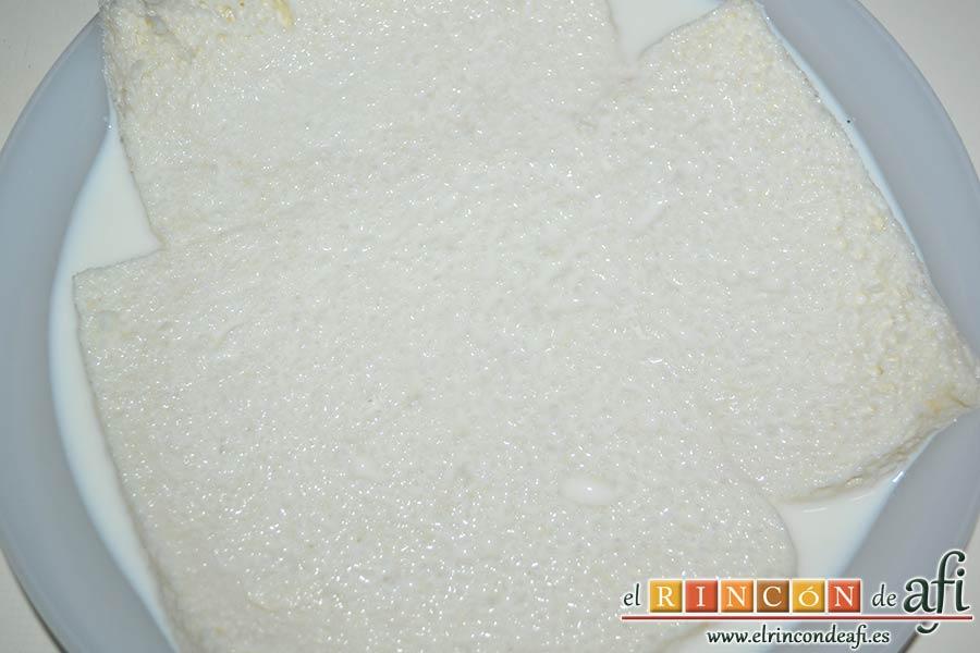 Albóndigas con salsa de cebollas, remojar las rebanadas de pan de molde en leche