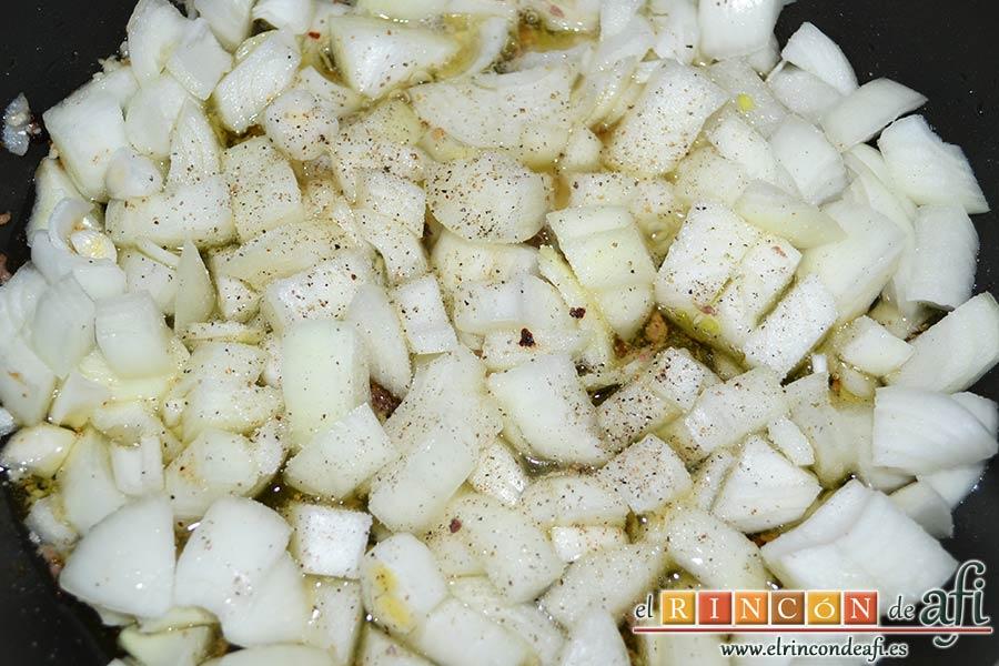 Albóndigas con salsa de cebollas, salpimentar