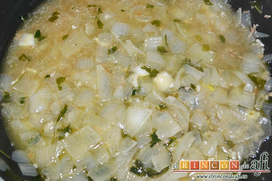 Albóndigas con salsa de cebollas, dejar al fuego hasta que reduzca y la cebolla esté blanda