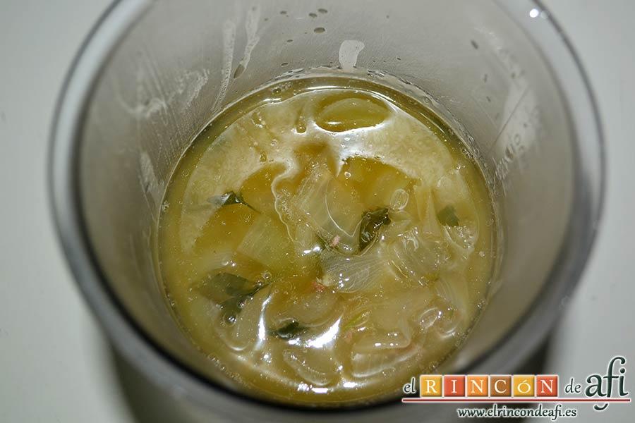 Albóndigas con salsa de cebollas, ir triturando la salsa por partes