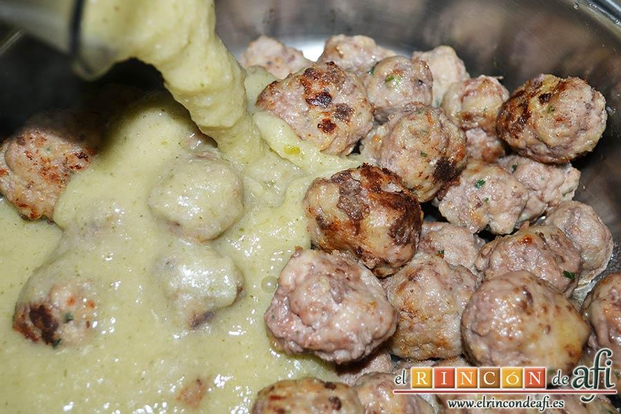 Albóndigas con salsa de cebollas, verter la salsa en el caldero de las albóndigas