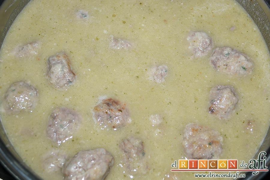 Albóndigas con salsa de cebollas, si la salsa queda muy gruesa se le puede añadir más caldo