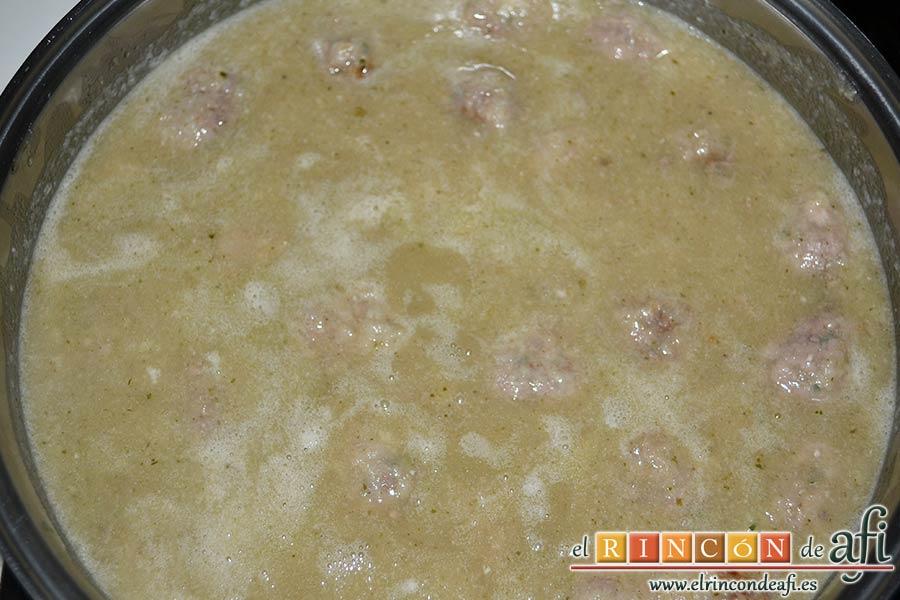 Albóndigas con salsa de cebollas, dejar al fuego mínimo diez minutos y servir