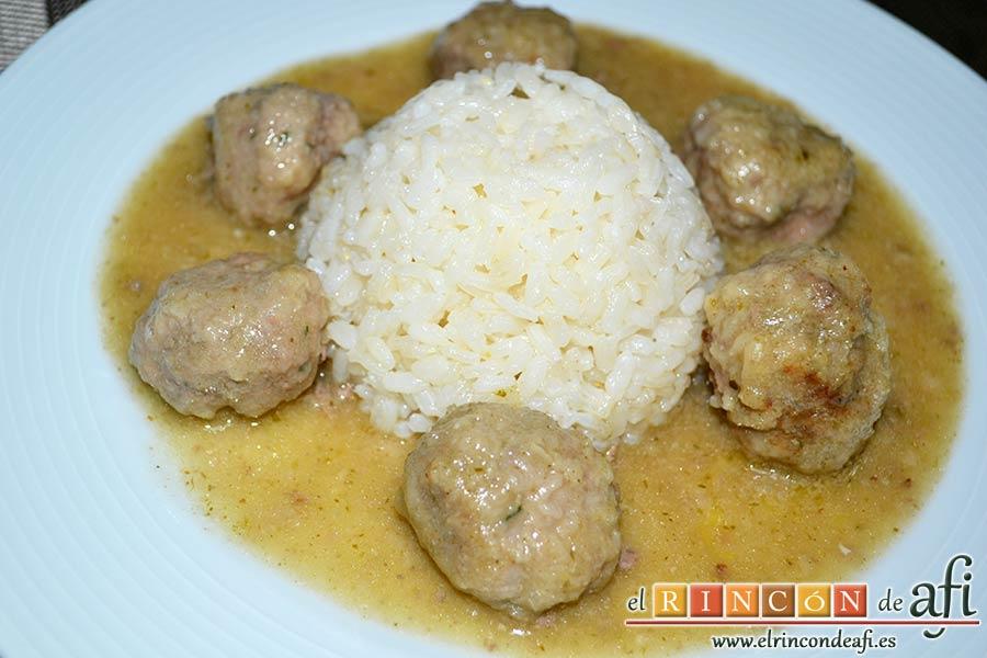 Albóndigas con salsa de cebollas, sugerencia de presentación