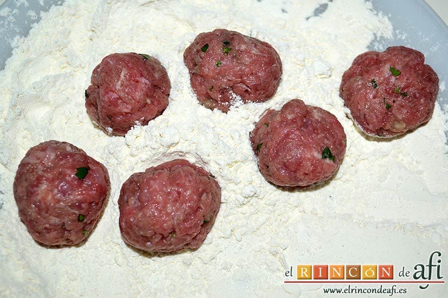 Albóndigas con salsa de cebollas, formar bolas de masa y pasarlas por harina