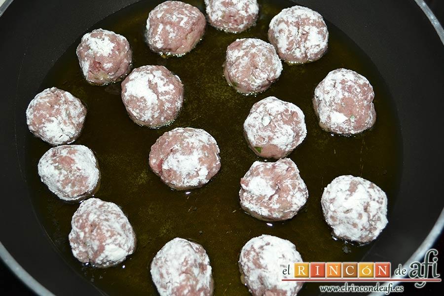 Albóndigas con salsa de cebollas, freírlas en abundante aceite de oliva