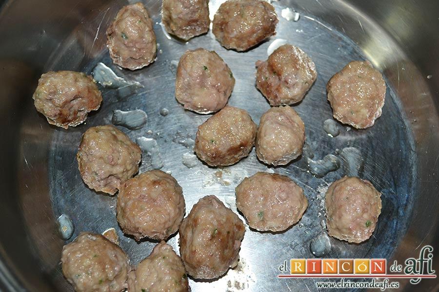 Albóndigas con salsa de cebollas, pasarlas a un caldero grande