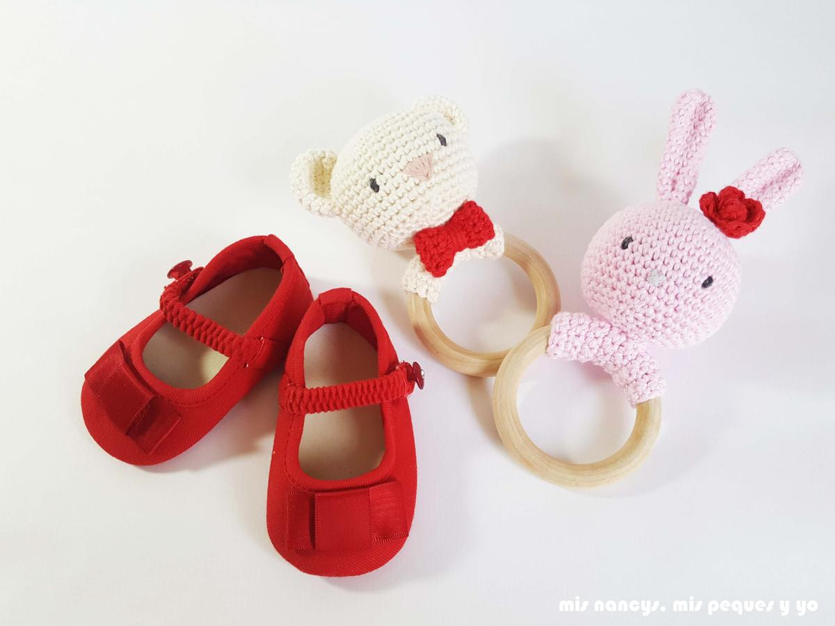 mis nancys, mis peques y yo, sonajero mordedor amigurumi osito y conejita, patrón gratis, pareja de mordedores