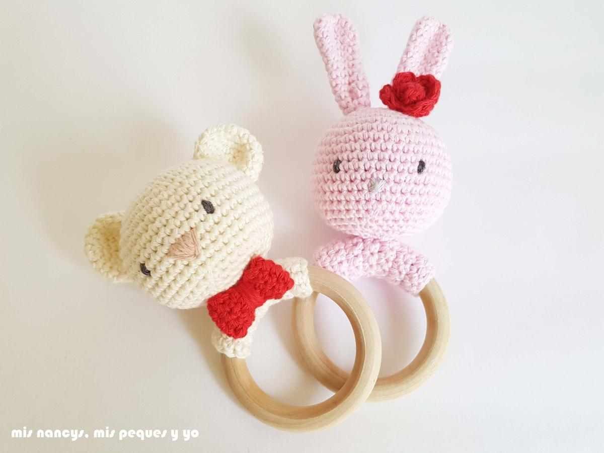 mis nancys, mis peques y yo, sonajero mordedor amigurumi osito y conejita, patrón gratis