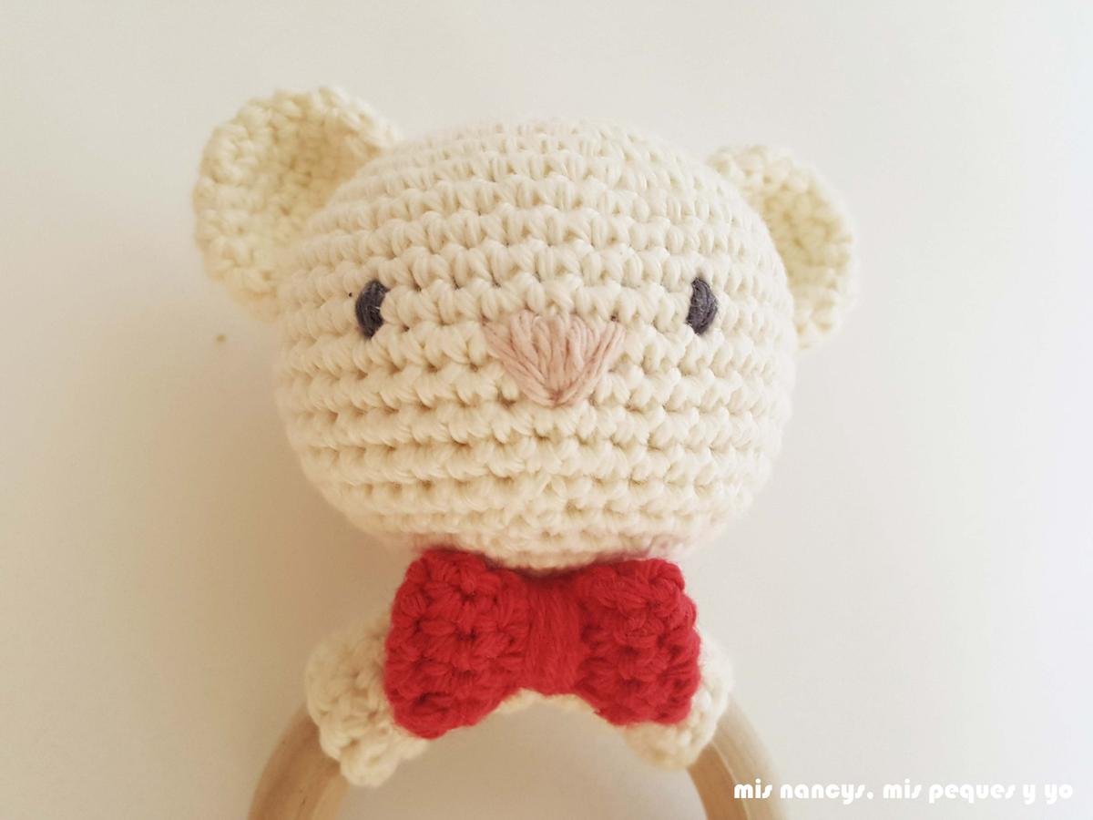 mis nancys, mis peques y yo, sonajero mordedor amigurumi osito y conejita, patrón gratis, detalle cara del osito