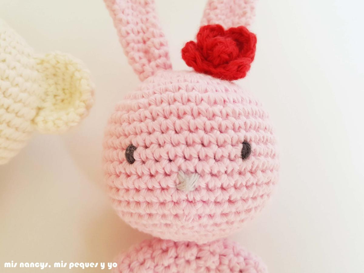 mis nancys, mis peques y yo, sonajero mordedor amigurumi osito y conejita, patrón gratis, detalle cara de la conejita
