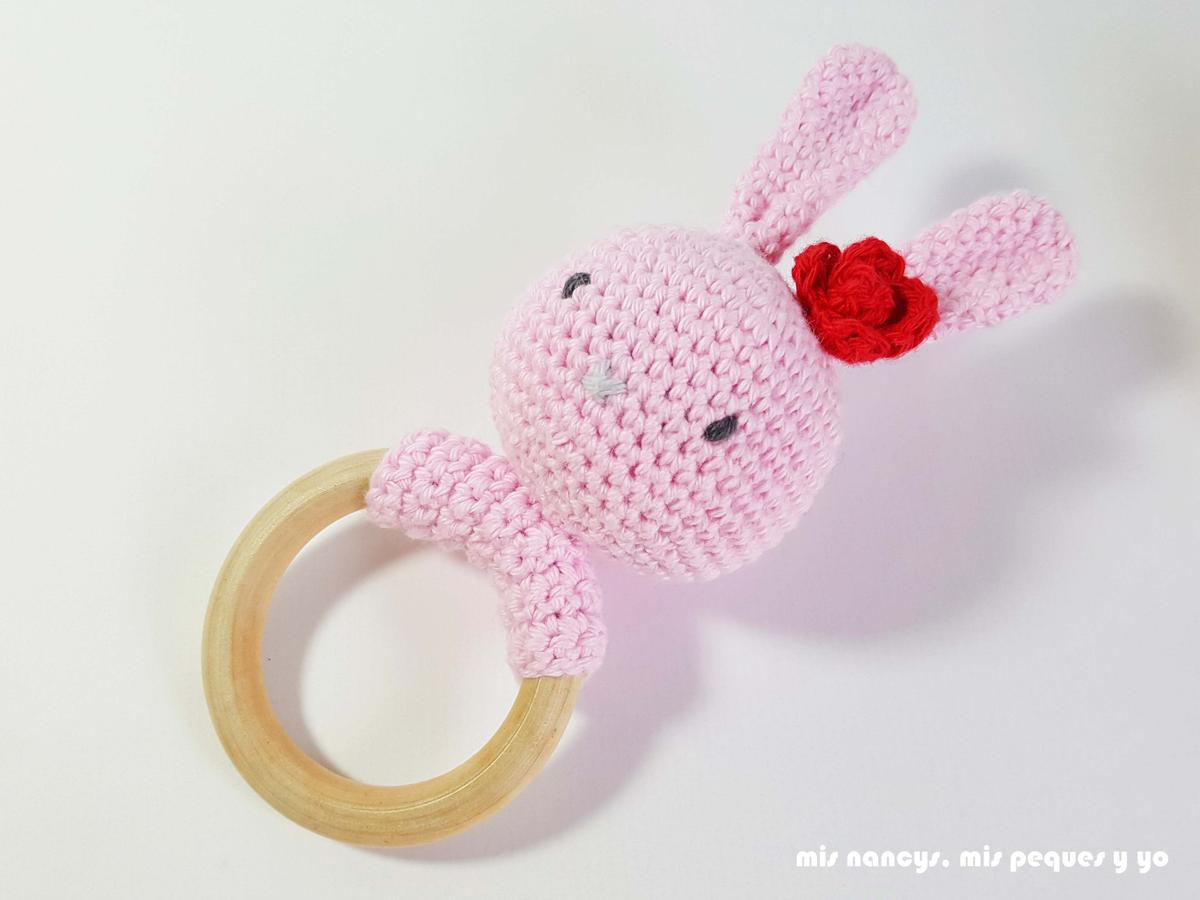 mis nancys, mis peques y yo, sonajero mordedor amigurumi osito y conejita, patrón gratis, conejita con flor en la oreja