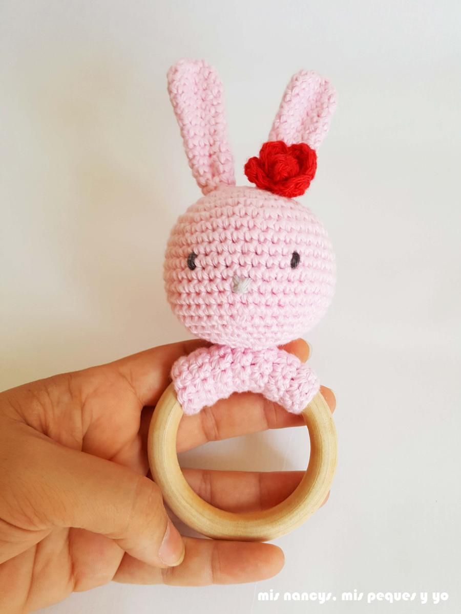 mis nancys, mis peques y yo, sonajero mordedor amigurumi osito y conejita, patrón gratis, detalle conejita