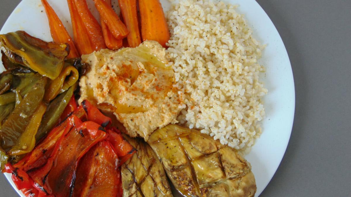 arroz integral con verduras al horno y hummus