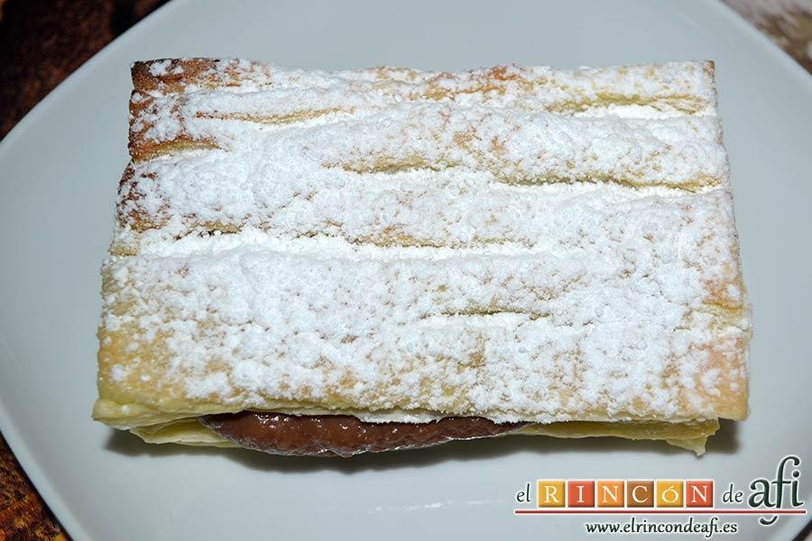 Milhojas de hojaldre con chocolate, espolvorear con azúcar glass