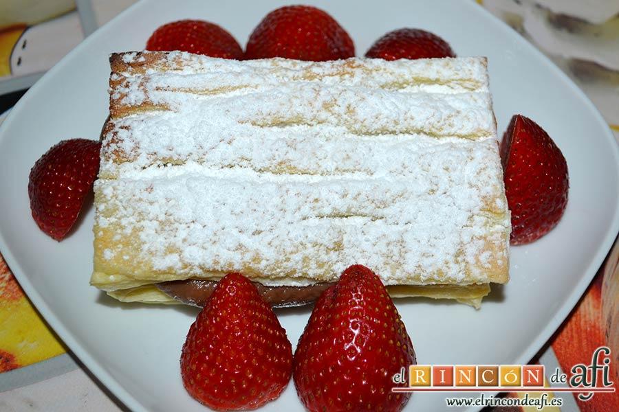 Milhojas de hojaldre con chocolate, acompañar con fruta fresca de temporada