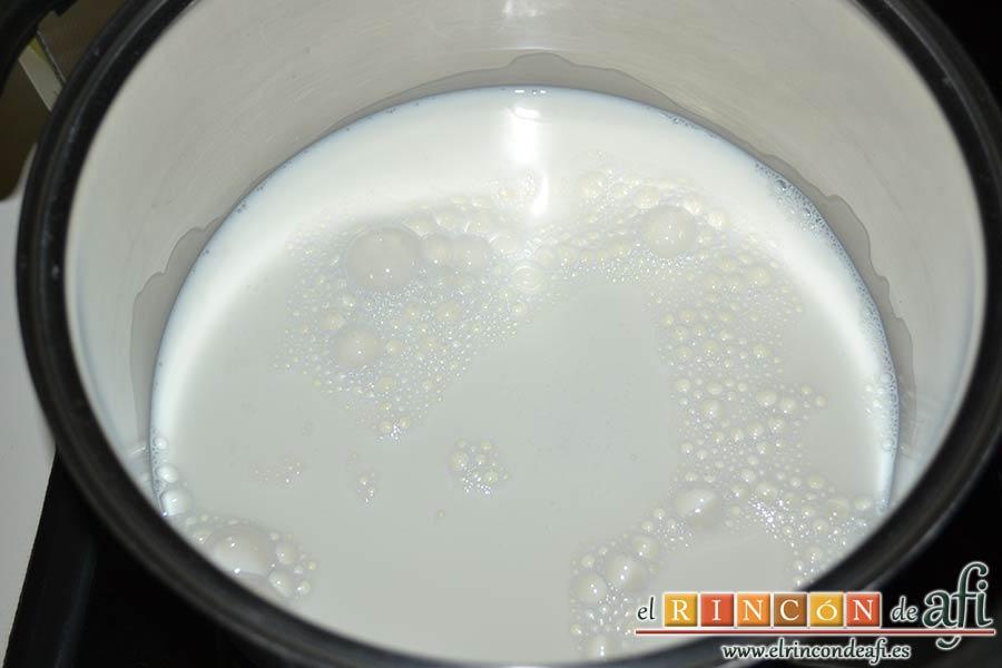 Milhojas de hojaldre con chocolate, poner en un caldero la leche con el azúcar