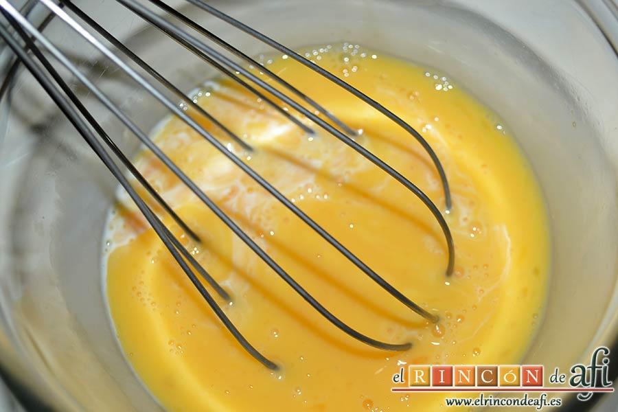 Milhojas de hojaldre con chocolate, poner los huevos en un bol con la maizena diluida en leche fría y mezclar