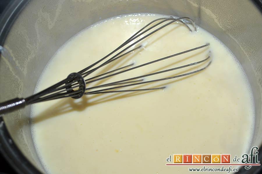 Milhojas de hojaldre con chocolate, añadirlos a la leche y mantener al fuego hasta que hierva