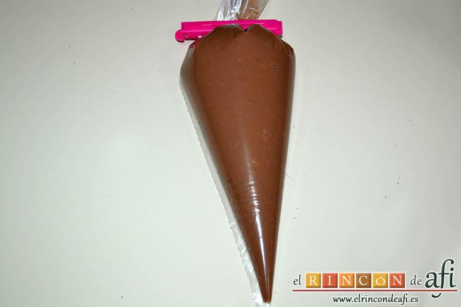 Milhojas de hojaldre con chocolate, dejar enfriar la crema ligeramente y ponerla en una manga pastelera