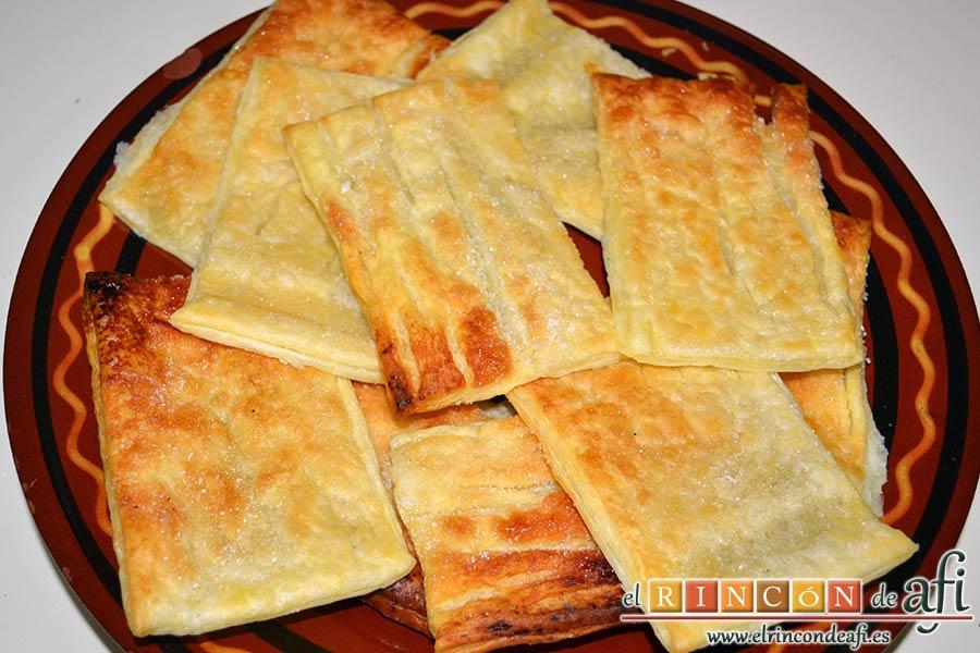 Milhojas de hojaldre con chocolate, hornear el hojaldre y dejar enfriar