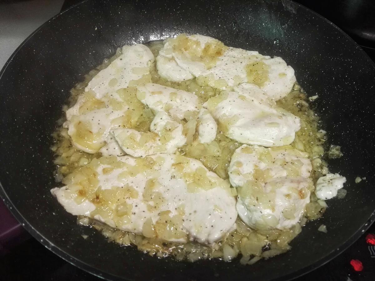 filetes de pollo el salsa de champiñones y nata (crema de leche)