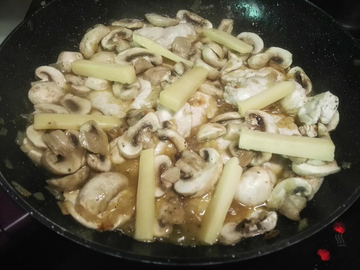 filetes de pollo el salsa de champiñones y nata (crema de leche)