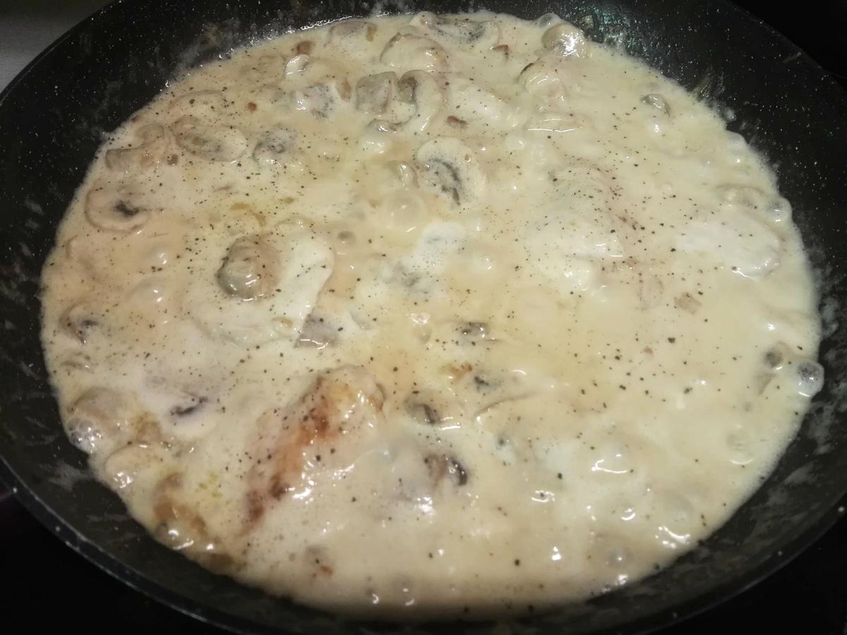 filetes de pollo el salsa de champiñones y nata (crema de leche)
