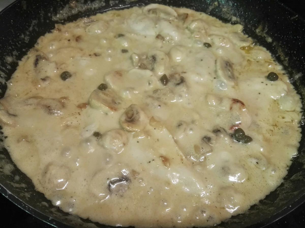 filetes de pollo el salsa de champiñones y nata (crema de leche)