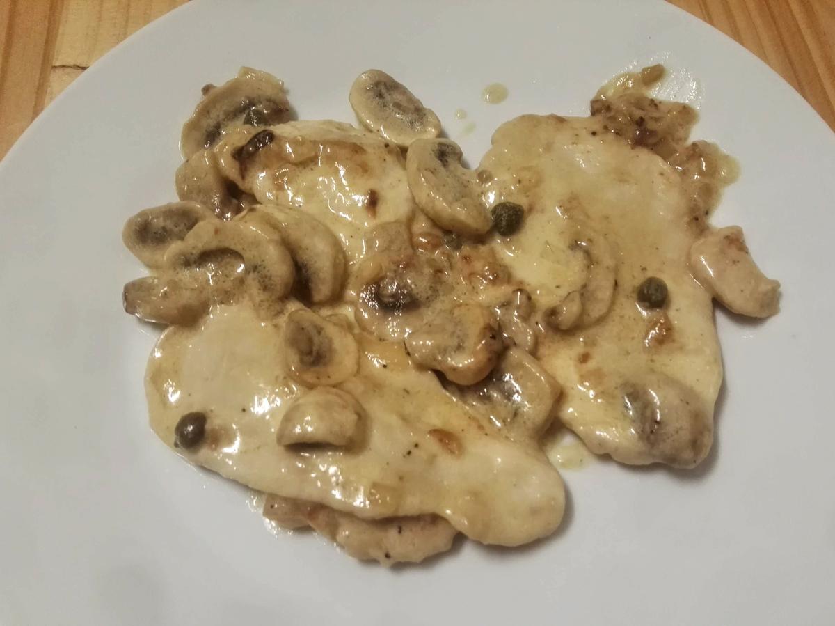 filetes de pollo el salsa de champiñones y nata (crema de leche)