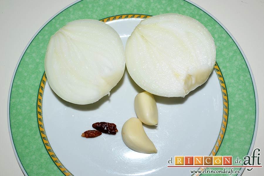 Chipirones en salsa picante, pelar la cebolla y los ajos