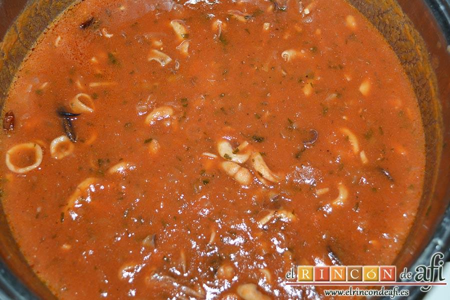 Chipirones en salsa picante, mantener al fuego hasta que estén los chipirones hechos