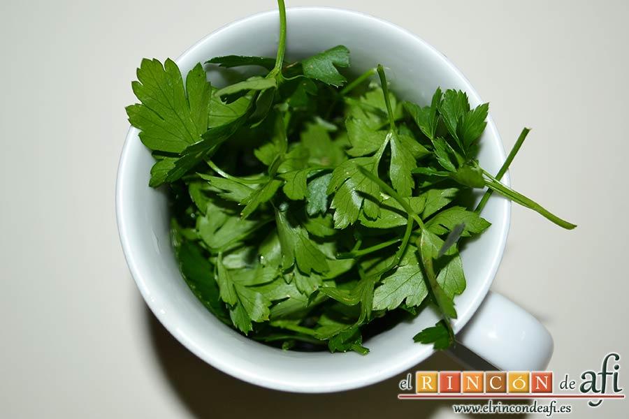 Chipirones en salsa picante, colocar el perejil en una taza y lavarlo
