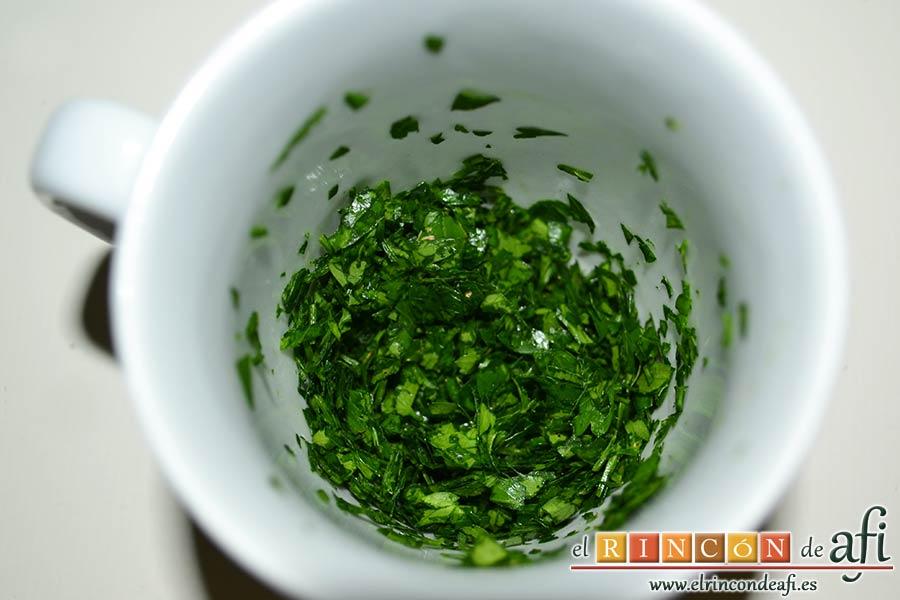 Chipirones en salsa picante, picarlo con unas tijeras