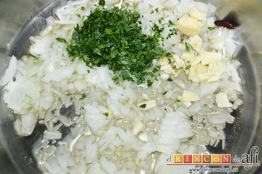 Chipirones en salsa picante, en un caldero de fondo bajo pochamos con aceite de oliva la cebolla, el ajo, el perejil y las pimientas de Cayena