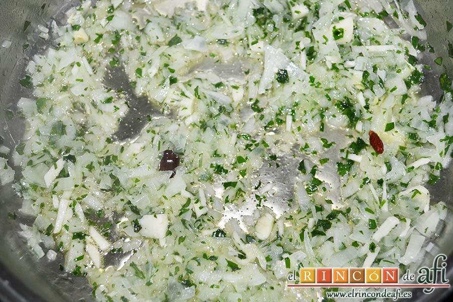 Chipirones en salsa picante, mezclar bien