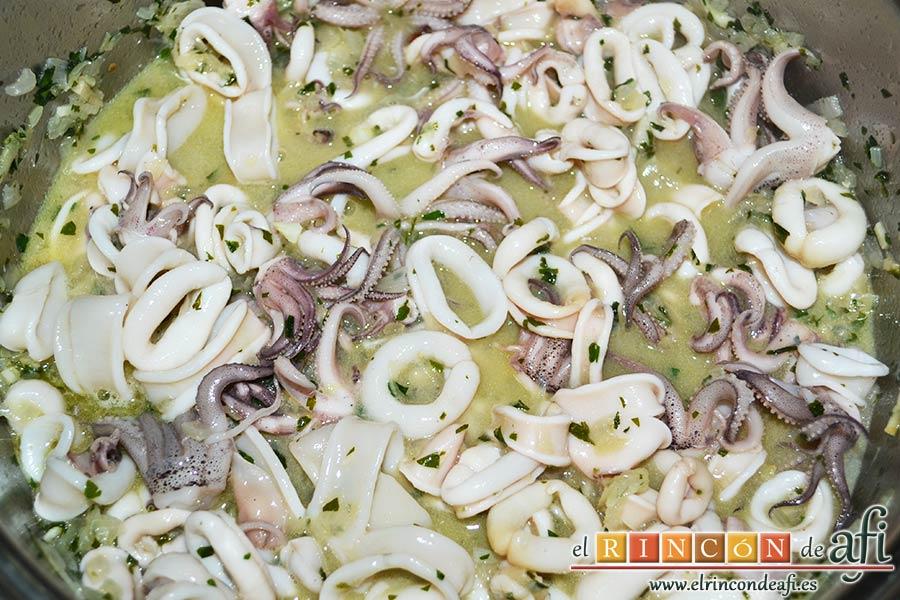 Chipirones en salsa picante, rehogar durante unos minutos